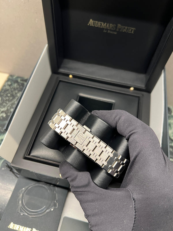 Audemars Piguet Royal Oak 15500ST - Complete Set (Mint Condition)