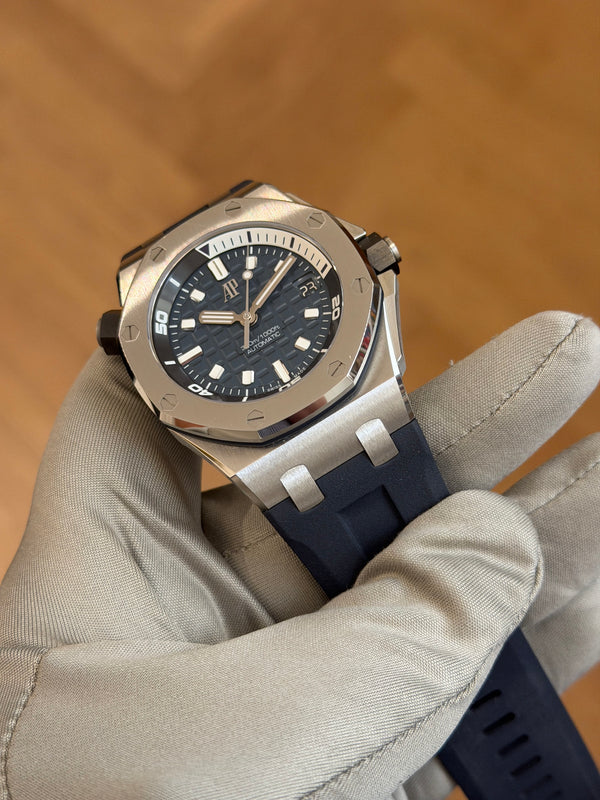 Audemars Piguet Royal Oak Offshore Diver 15720ST - Blue Mega Tapisserie - Full Set (2024) - Warranty to 2029