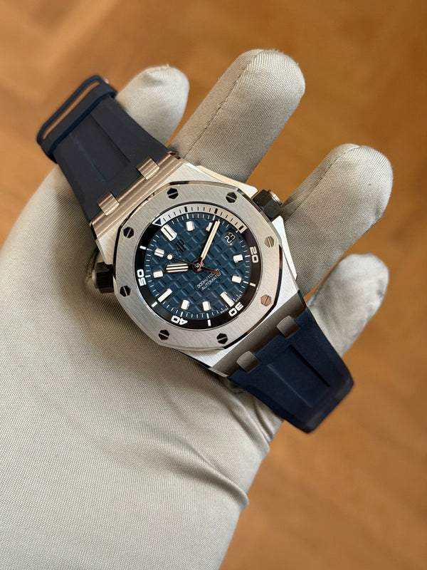 Audemars Piguet Royal Oak Offshore Diver 15720ST - Blue Mega Tapisserie - Full Set (2024) - Warranty to 2029