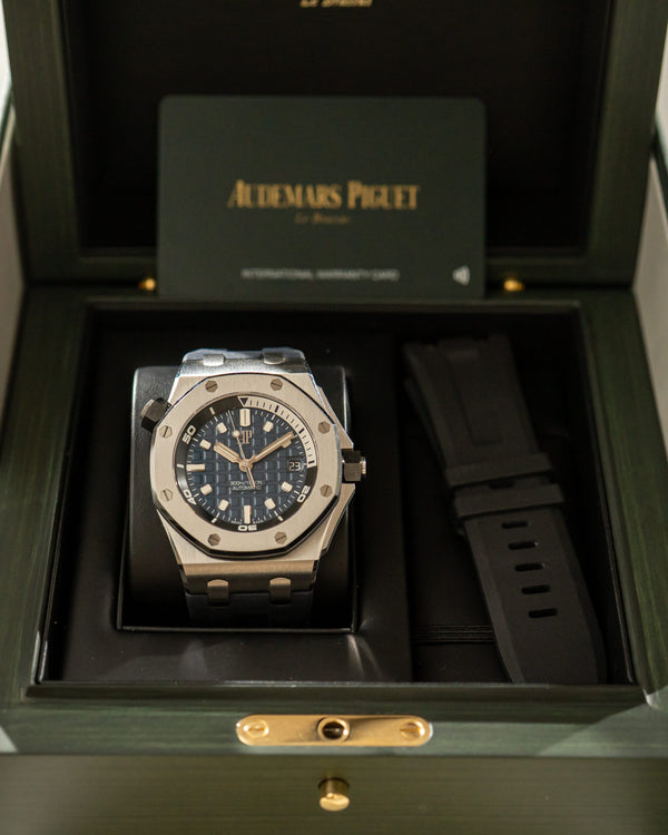 Audemars Piguet Royal Oak Offshore Diver 15720ST - Blue Mega Tapisserie - Full Set (2024) - Warranty to 2029