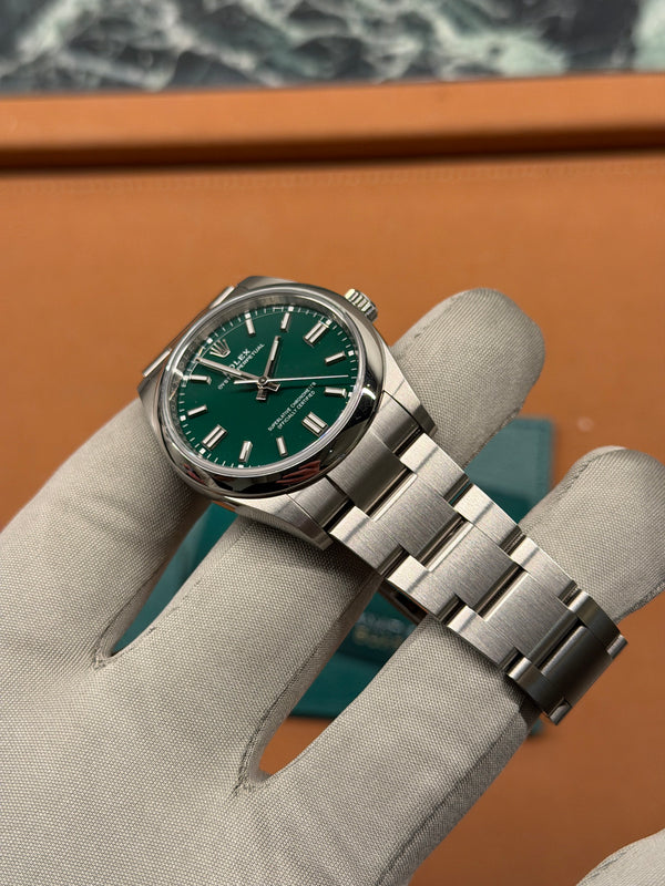 Rolex Oyster Perpetual 36 126000 - Green Dial - Full Set (2023)