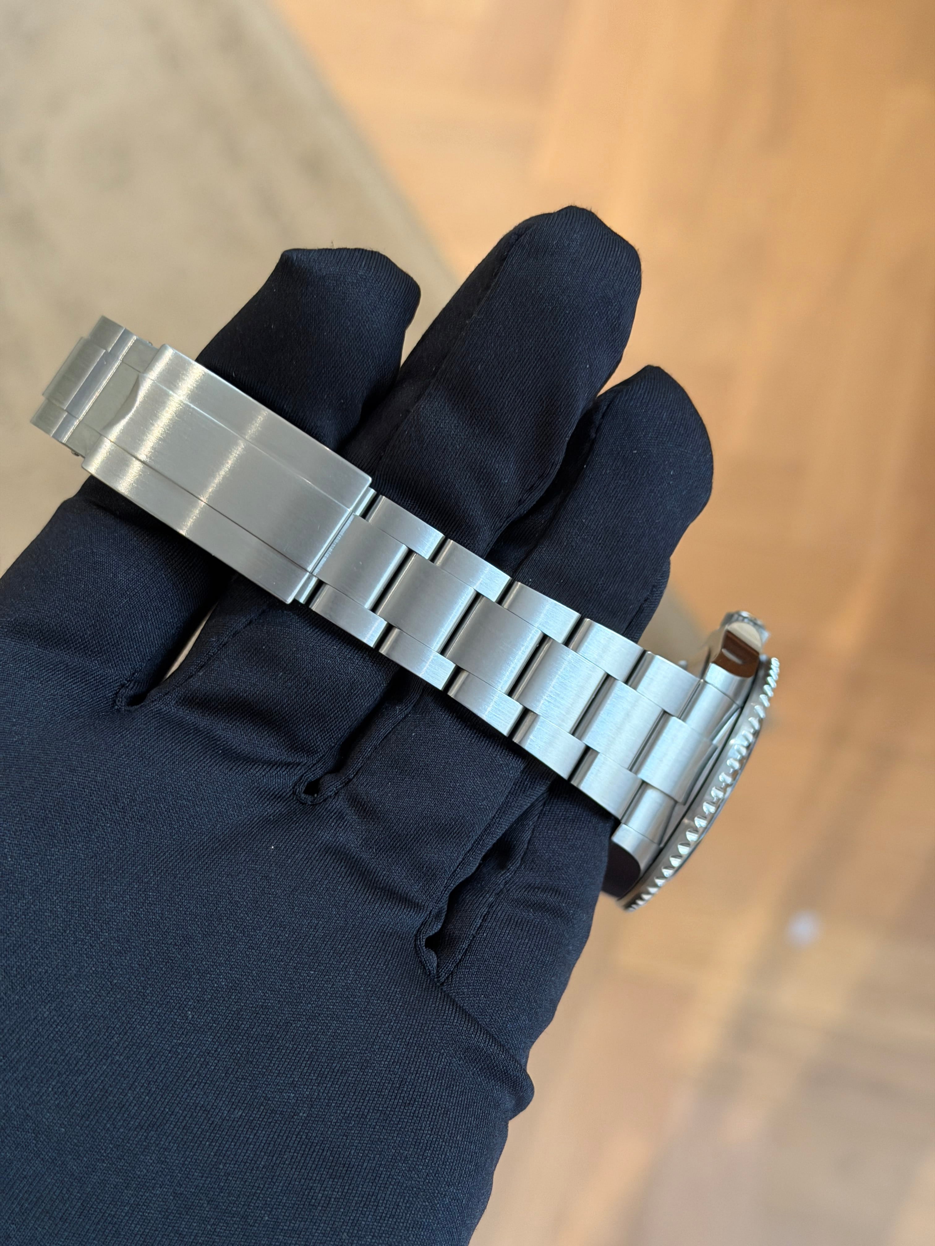 【中古】 シャール・ラザラール（砂漠の幽霊船） Rolex Sea-Dweller 43 126600 - Red SEA-DWELLER Text - Full Set