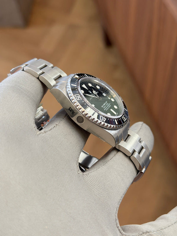 Rolex Sea-Dweller 4000 116600 - NOS with Stickers - Full Set (2017)