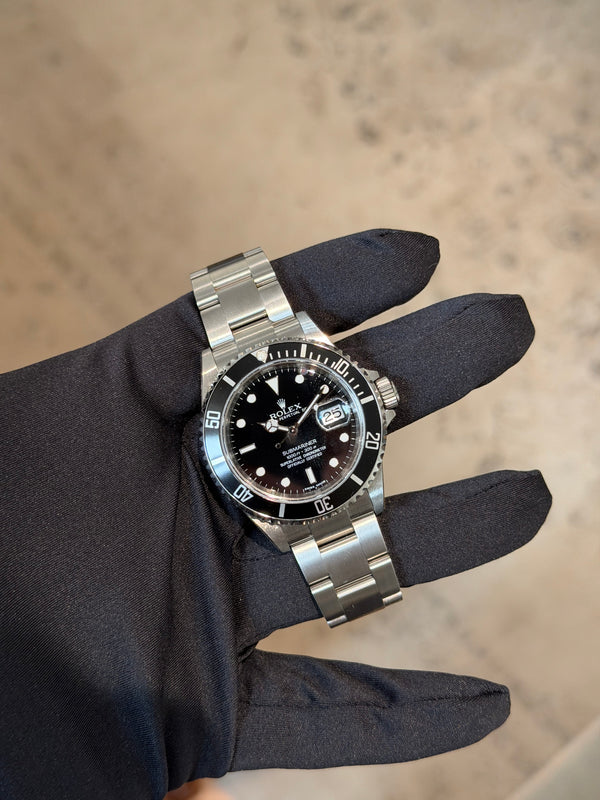 Rolex Submariner Date 16610 - New Old Stock - Full Set (V-Serial)