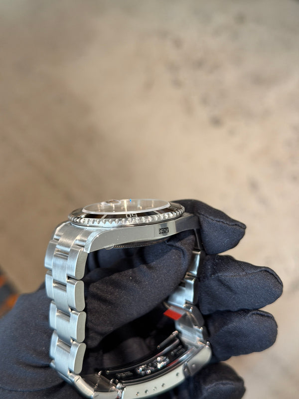 Rolex Submariner Date 16610 - New Old Stock - Full Set (V-Serial)